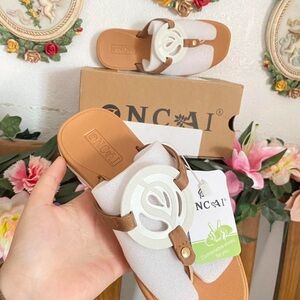 NIB ONCAI Women's White and Tan Sandals